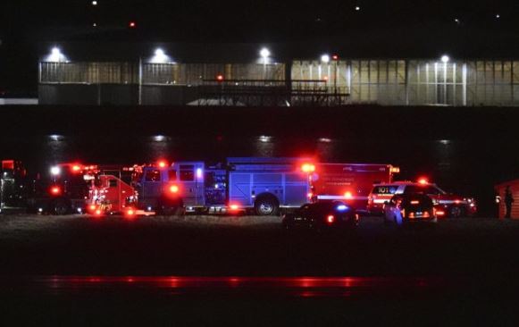 '64 लोगों के साथ यात्री जेट डीसी के पास रीगन हवाई अड्डे पर उतरते समय सेना के हेलीकॉप्टर से टकरा गया | '